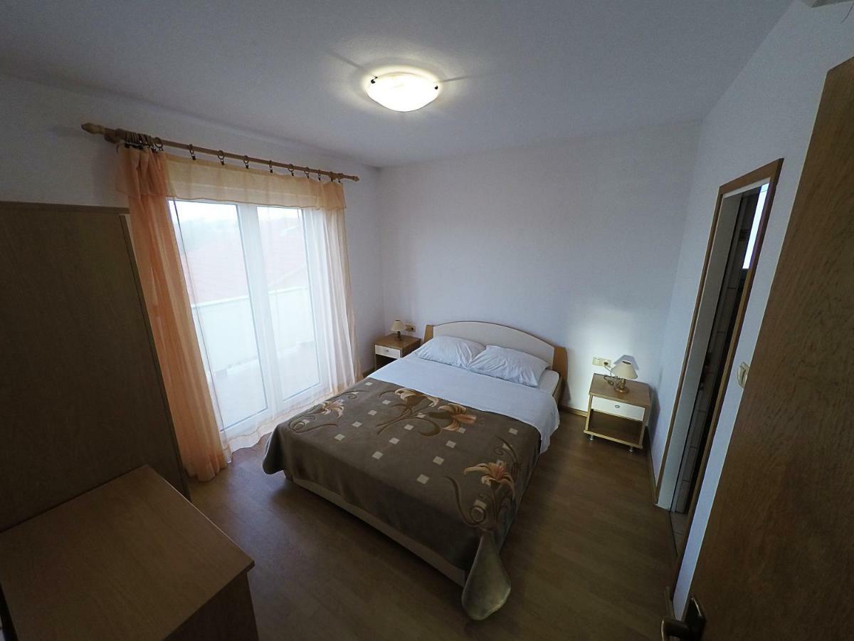Apartments Piculjan Лопар Экстерьер фото